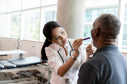 How to use a medical penlight